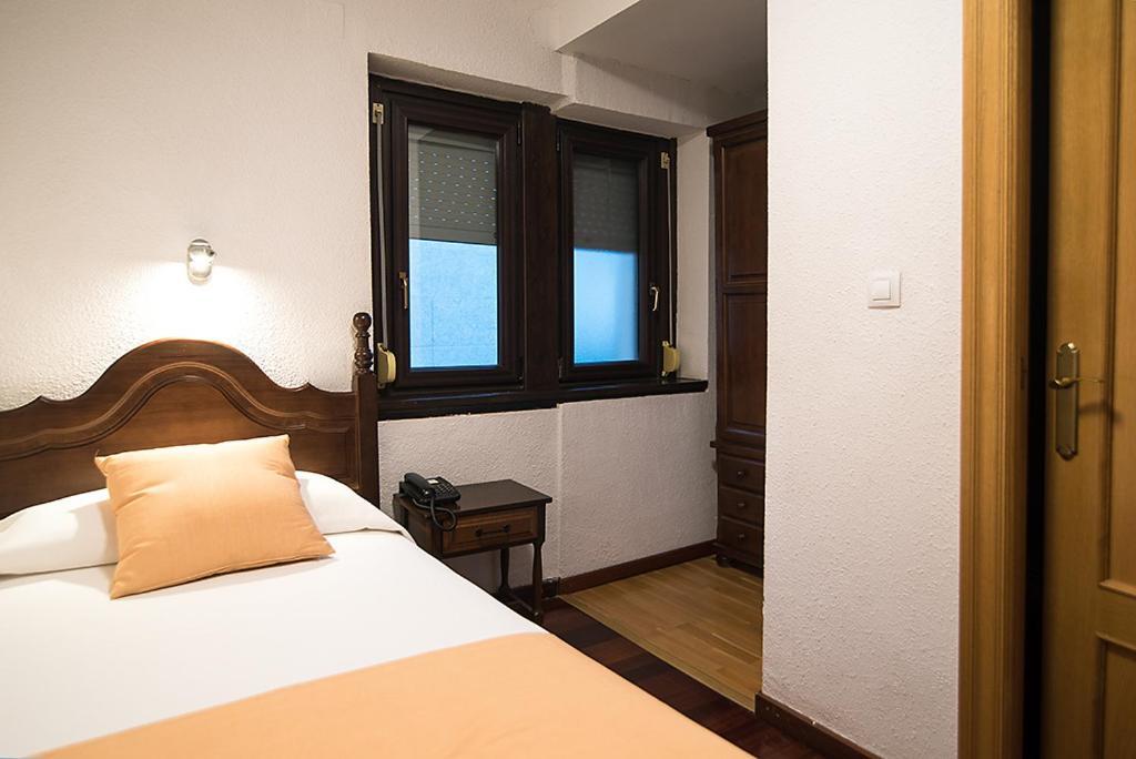 Hotel La Rambla Бьескас Экстерьер фото
